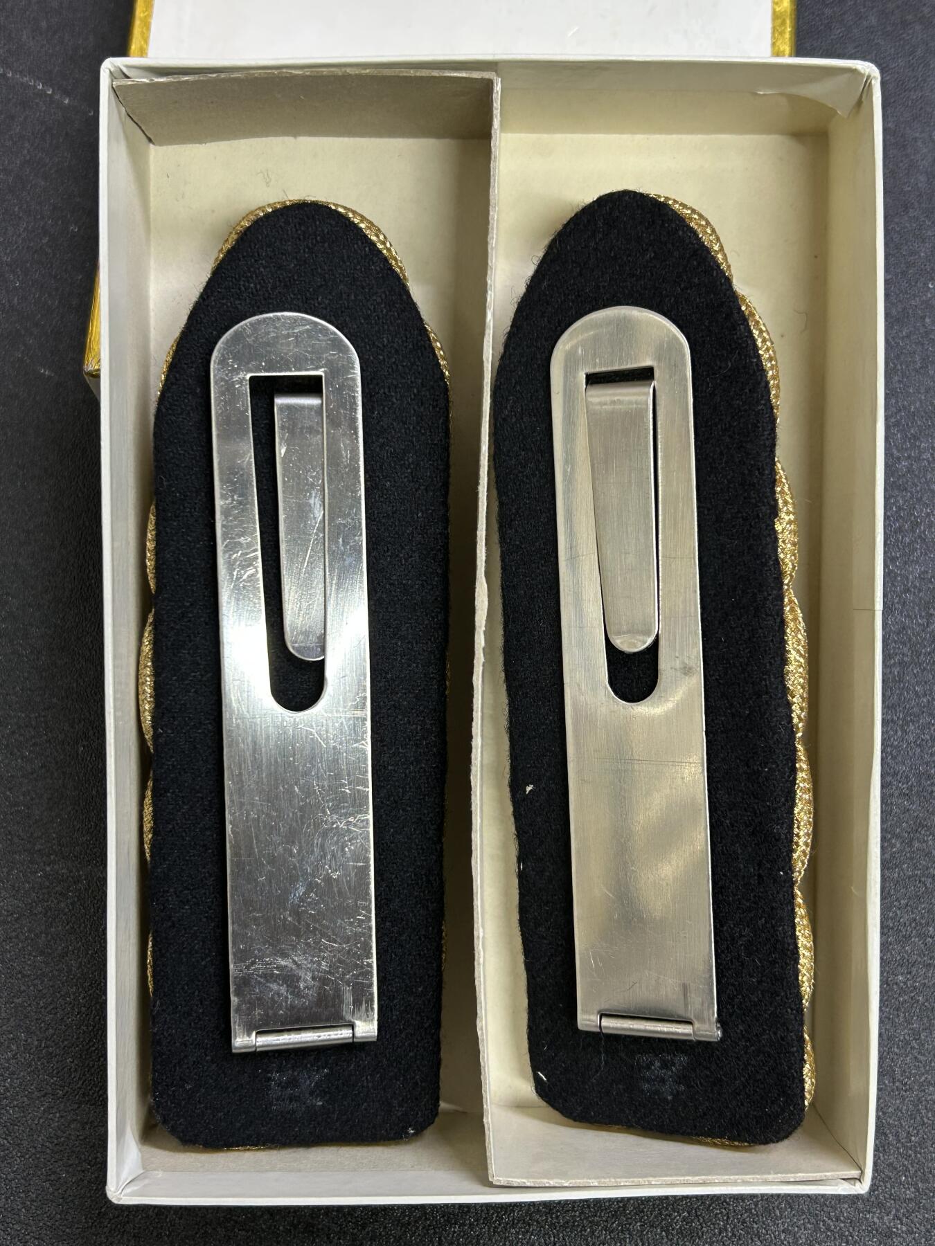 西秦中古拍卖第七十四期 日本昭和时代 日本警察警视礼服肩章 带原盒 内有详细原主人批注