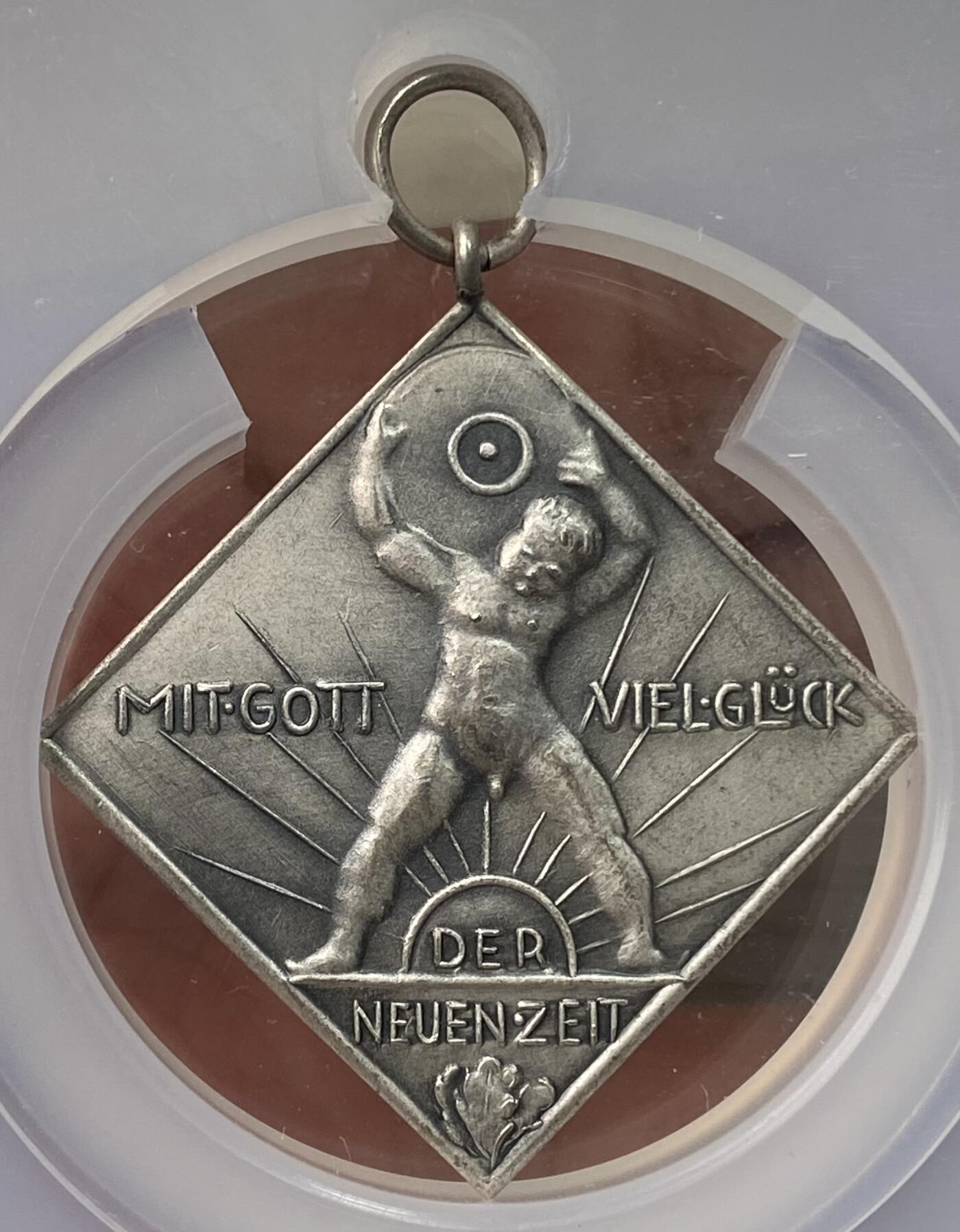 万国钱币拍卖第059期 NGC MS63 1933年德国民族社会主义工人党时期符腾堡射击节方形大银章 罕见的三帝国时期的KLIPPE 极简的帝国风格与力量线条非常具有特色 城市景观的线条感与透视感绝佳 31X31MM