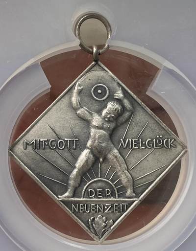 万国钱币拍卖第059期 - NGC MS63 1933年德国民族社会主义工人党时期符腾堡射击节方形大银章 罕见的三帝国时期的KLIPPE 极简的帝国风格与力量线条非常具有特色 城市景观的线条感与透视感绝佳 31X31MM