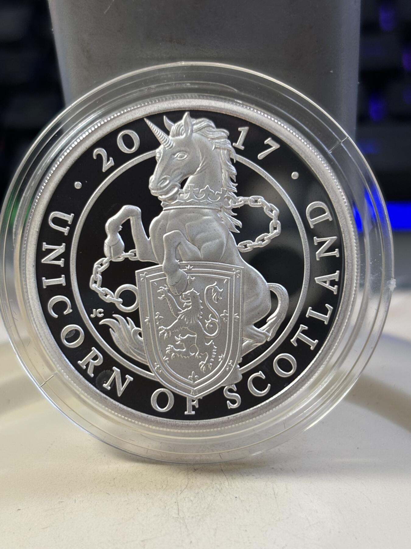 第189期拍卖 英国2017年女王神兽系列2苏格兰独角兽精制银币，999银，发行量6000枚，有氧化