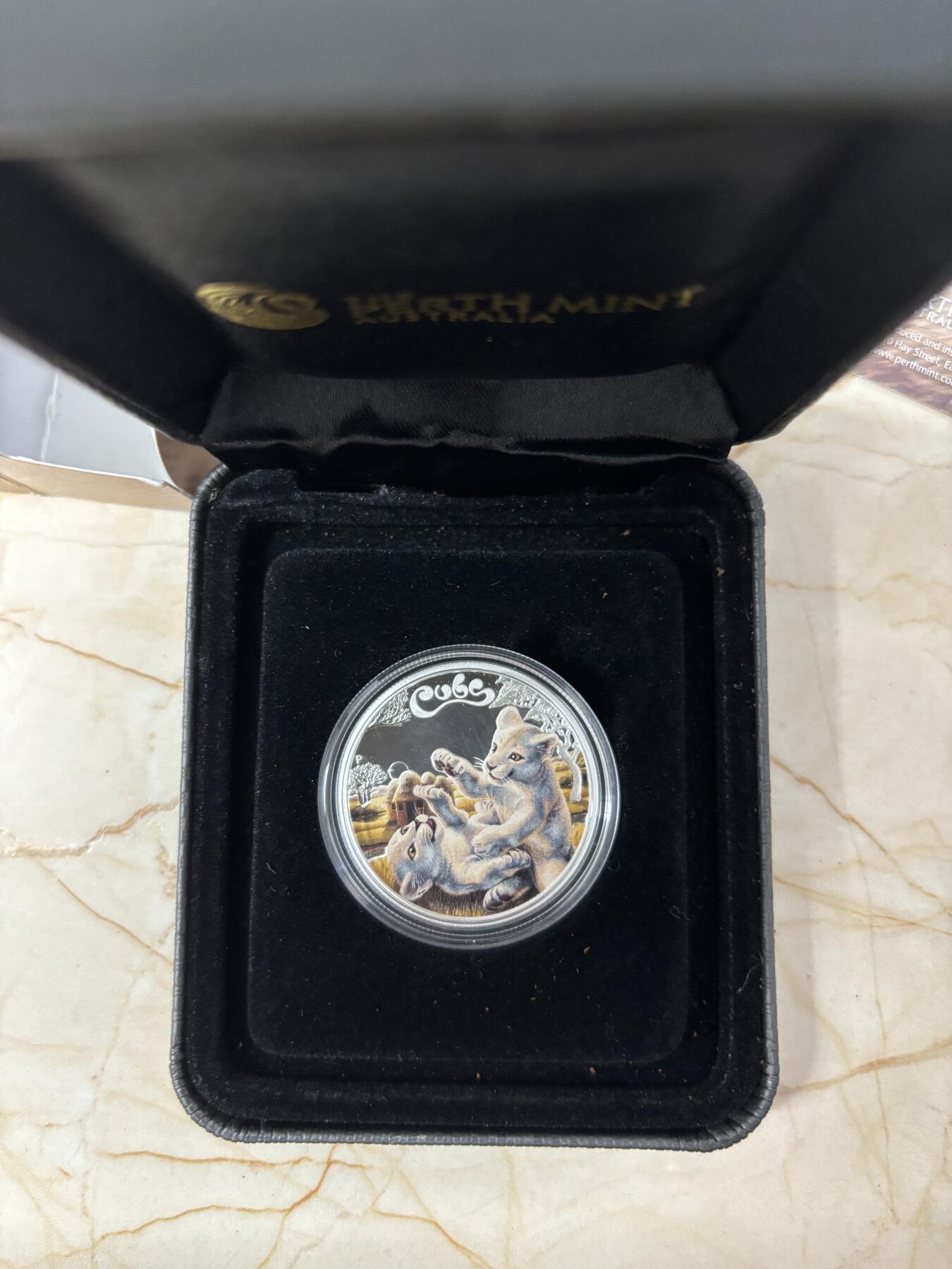 第189期拍卖 图瓦卢2016年幼崽白狮宝宝半盎司彩色纪念银币，999银，发行5000枚