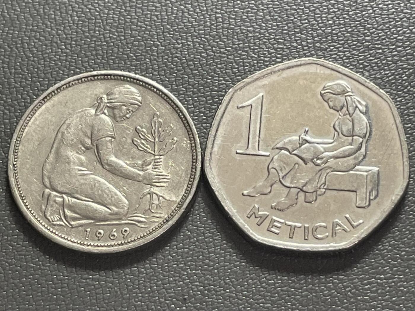 回流0125 两个美少女 联邦德国50芬尼、莫桑比克1 梅蒂卡尔