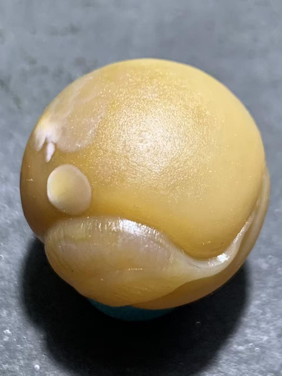 精美亚光冻料天眼纹战国红玛瑙手工俏色巧雕水牛圆珠一个，