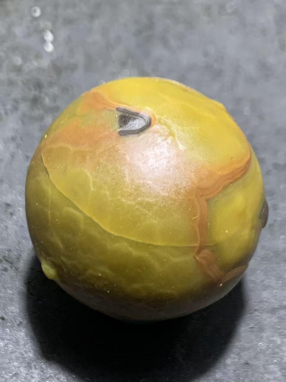 精美冰飘风化纹战国红玛瑙随形珠一个，