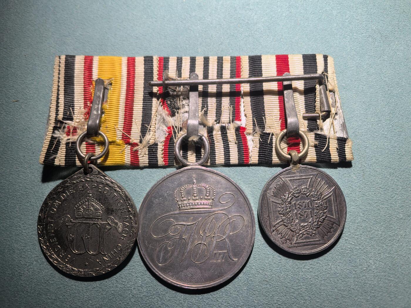 盛世勋华——号角文化勋章邮票专场拍卖第301期 德国（邦国）普鲁士三联联排挂 包括普法战争纪念奖章/二级普通荣誉奖章（银质 参加普法战争非战斗人员绶带）/1900侵华奖章（少见非战斗人员钢制版）