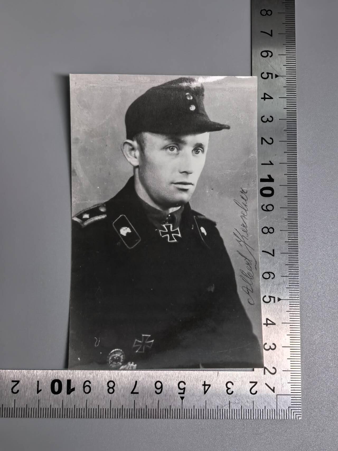 小驴勋章奖章收藏1月24日周六晚六点拍卖（珍爱和平，收藏战争，铭记历史，勿忘国耻，忠党爱国。有偿代拍，送拍规则在简介最后，参拍须阅读规则后再参拍，关系到运费包装发货时效真假辨别等关键信息，拍卖时不再发原图，看大图店主微信码在拍卖店铺介绍里）