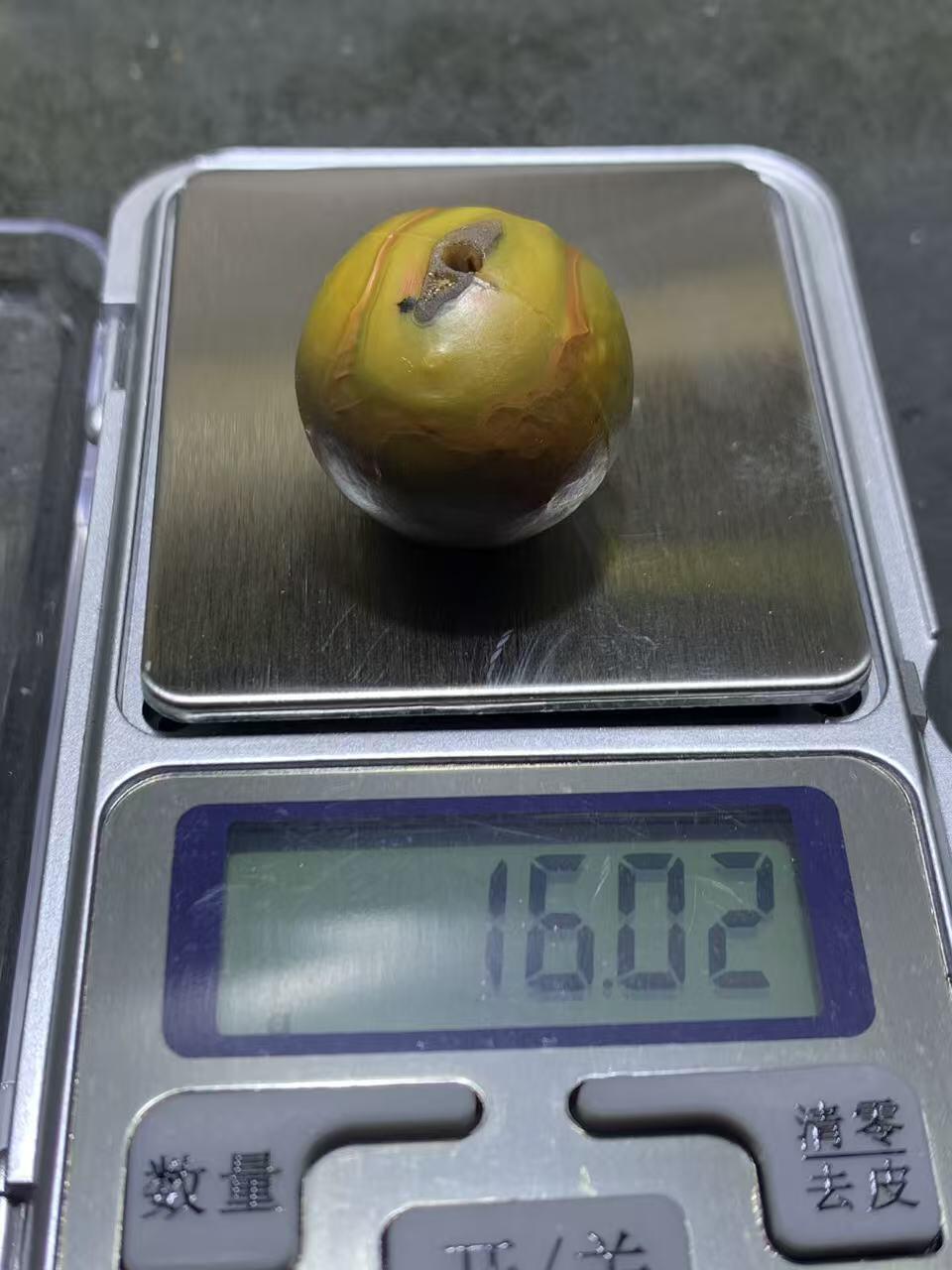 精美冰飘风化纹战国红玛瑙随形珠一个，