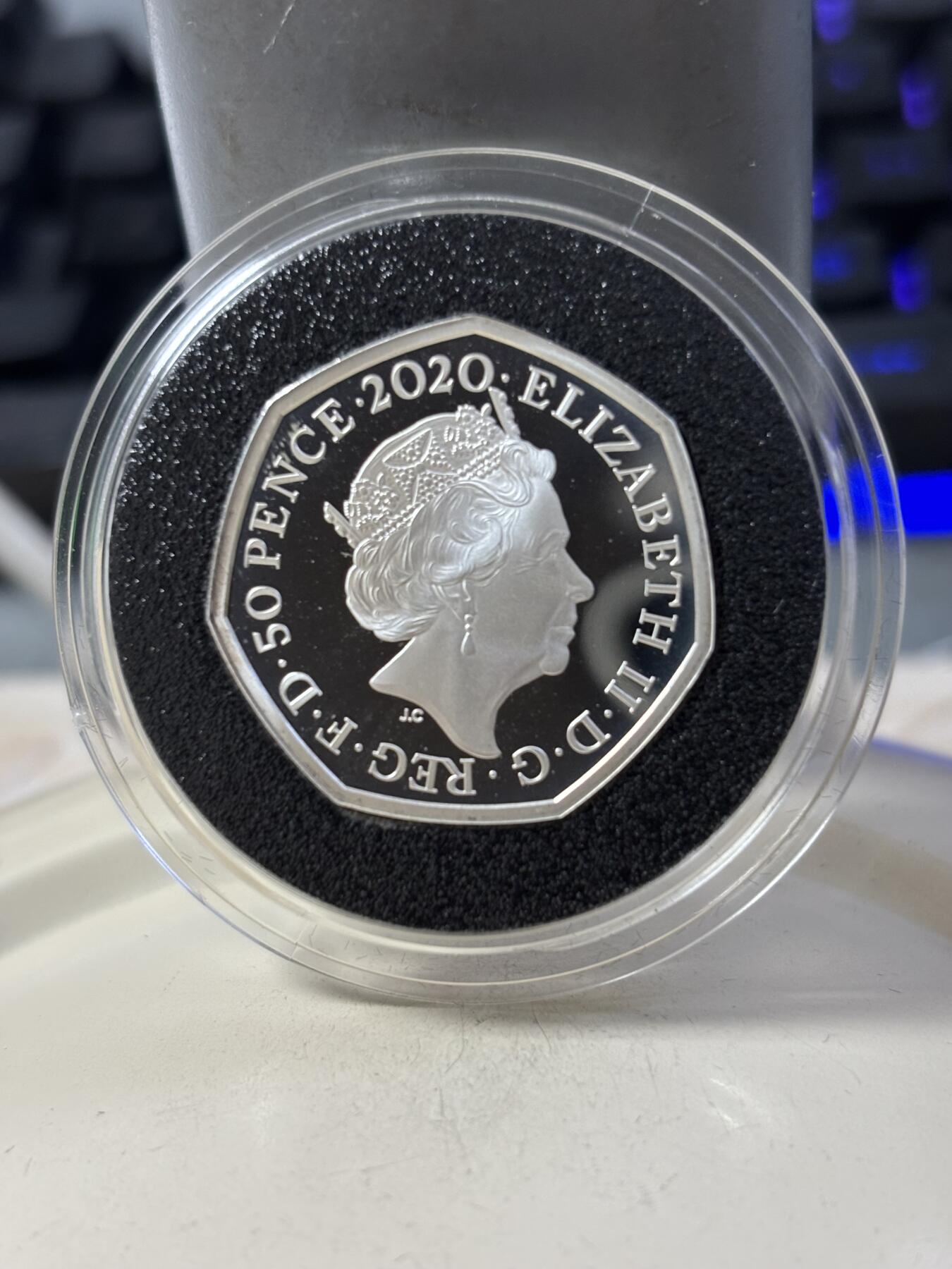 第189期拍卖 英国2020年脱欧50便士多边形精制纪念银币，925银，8克，有氧化