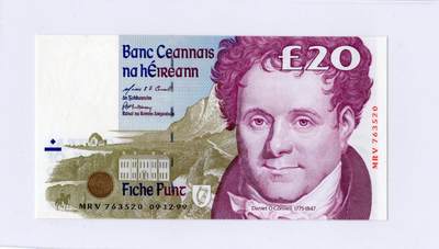 徐霞客拍卖首拍 - 	爱尔兰	P-77b 1999年20镑	MRV763520 unc-	纸币正面背景是奥康奈尔的故乡——凯里郡的Derrynane House（现Derrynane Abbey），建筑细节中暗藏“£20”微缩文字防伪；背面则是都柏林的四法院（Four Courts），这座建筑不仅是爱尔兰最高法院所在地，其墙面上的弹孔更是1916年复活节起义的历史印记。
