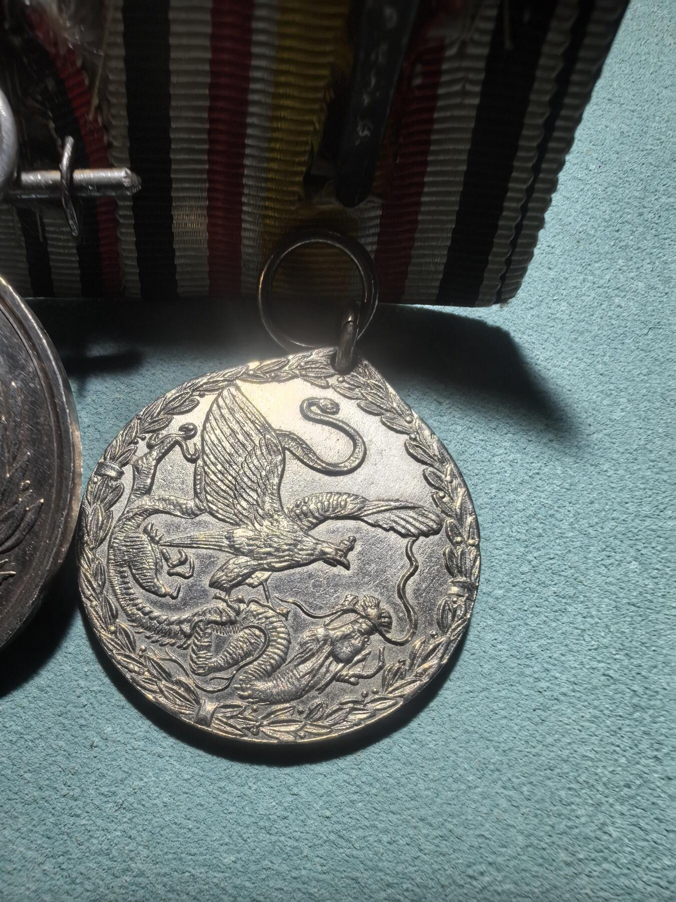 盛世勋华——号角文化勋章邮票专场拍卖第301期 德国（邦国）普鲁士三联联排挂 包括普法战争纪念奖章/二级普通荣誉奖章（银质 参加普法战争非战斗人员绶带）/1900侵华奖章（少见非战斗人员钢制版）