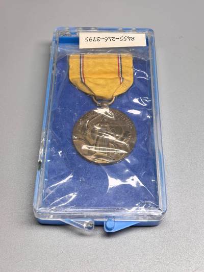 小驴勋章奖章收藏1月24日周六晚六点拍卖（珍爱和平，收藏战争，铭记历史，勿忘国耻，忠党爱国。有偿代拍，送拍规则在简介最后，参拍须阅读规则后再参拍，关系到运费包装发货时效真假辨别等关键信息，拍卖时不再发原图，看大图店主微信码在拍卖店铺介绍里） - 二战美国防御奖章带盒，设立于1941年，授予在二战中1939至1941年期间服役满12个月的现役军人，未拆封