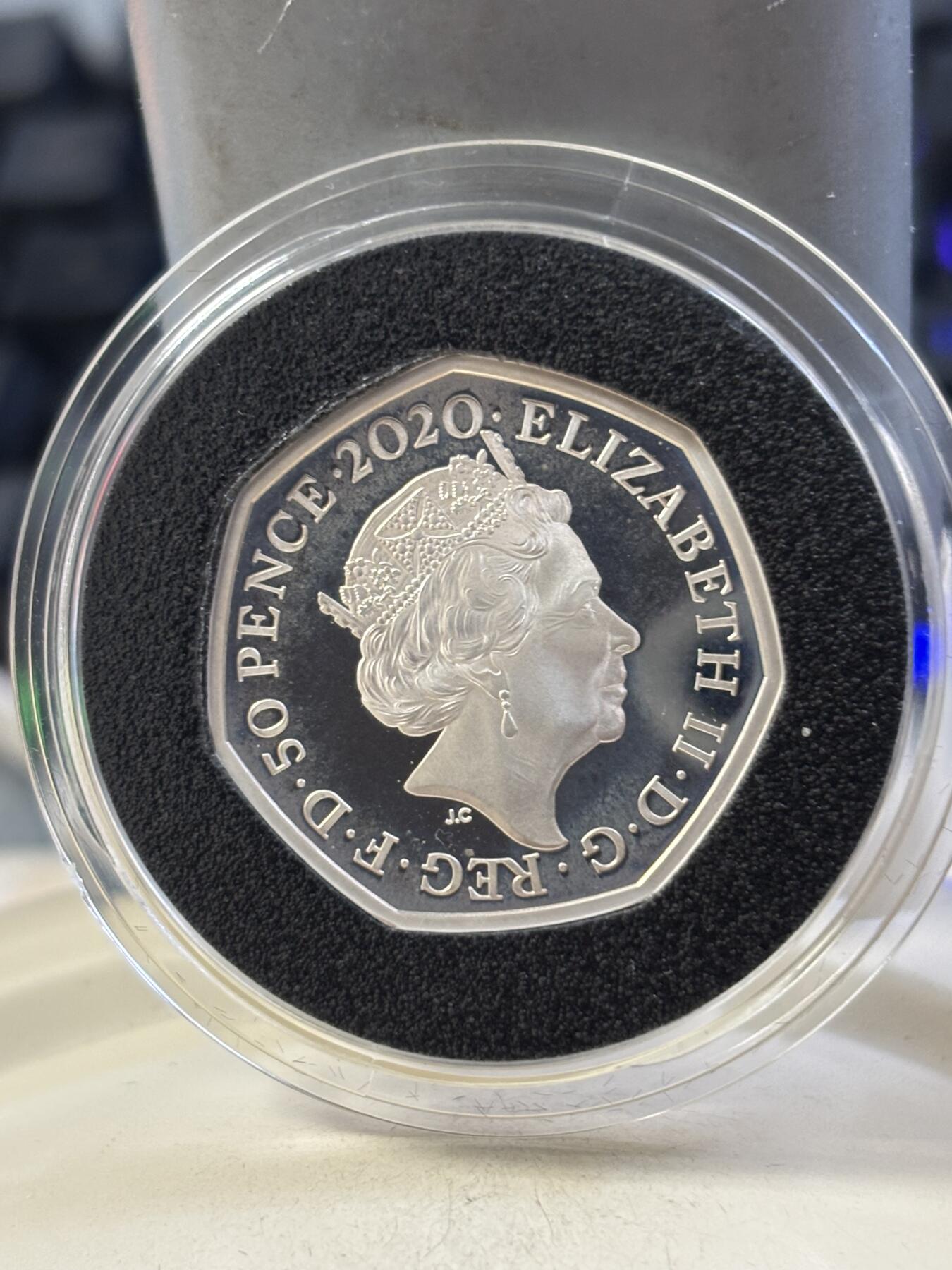 第189期拍卖 英国2020年自然博物馆恐龙系列斑龙精制纪念银币，925银，8克，发行3000枚。有氧化