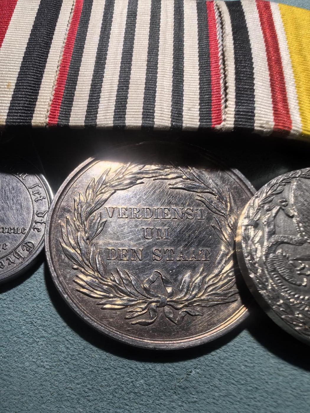 盛世勋华——号角文化勋章邮票专场拍卖第301期 德国（邦国）普鲁士三联联排挂 包括普法战争纪念奖章/二级普通荣誉奖章（银质 参加普法战争非战斗人员绶带）/1900侵华奖章（少见非战斗人员钢制版）