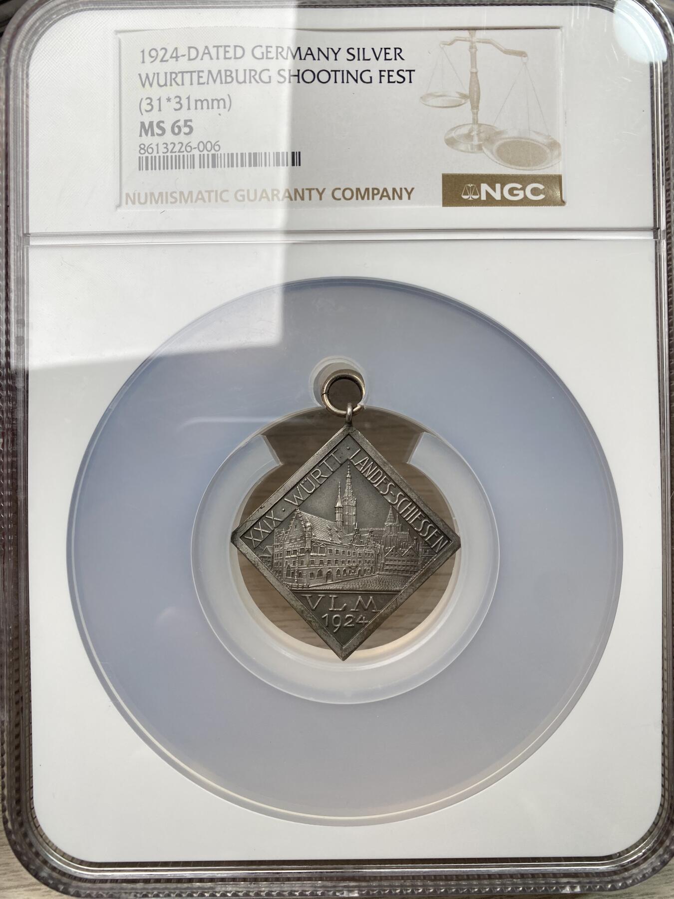 万国钱币拍卖第059期 NGC MS65 1924年德国符腾堡乌尔姆第二十九届射击节纪念菱形大银章 德意志币章的灵魂形态—菱形KLIPPE 完全未使用状态乌尔姆大教堂及城市景观 文艺复兴时期市政厅大门前卫兵像 BU顶级品质 罕见品种 NGC冠军分