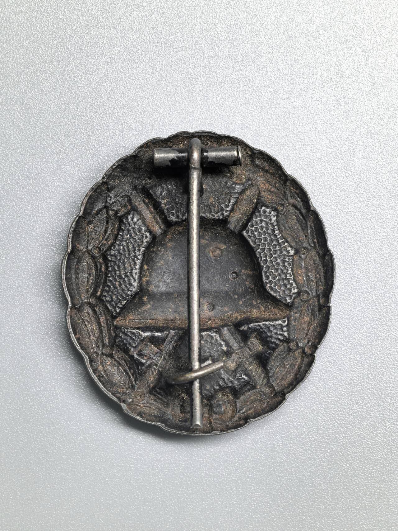 小驴勋章奖章收藏1月24日周六晚六点拍卖（珍爱和平，收藏战争，铭记历史，勿忘国耻，忠党爱国。有偿代拍，送拍规则在简介最后，参拍须阅读规则后再参拍，关系到运费包装发货时效真假辨别等关键信息，拍卖时不再发原图，看大图店主微信码在拍卖店铺介绍里）