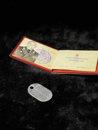 戎马世界章牌大赏第110期 - 苏联少将的将军身份证与军人铭牌，证书为В.Ф.阿拉波夫上将亲笔签发，铭牌编号与服役记录对应