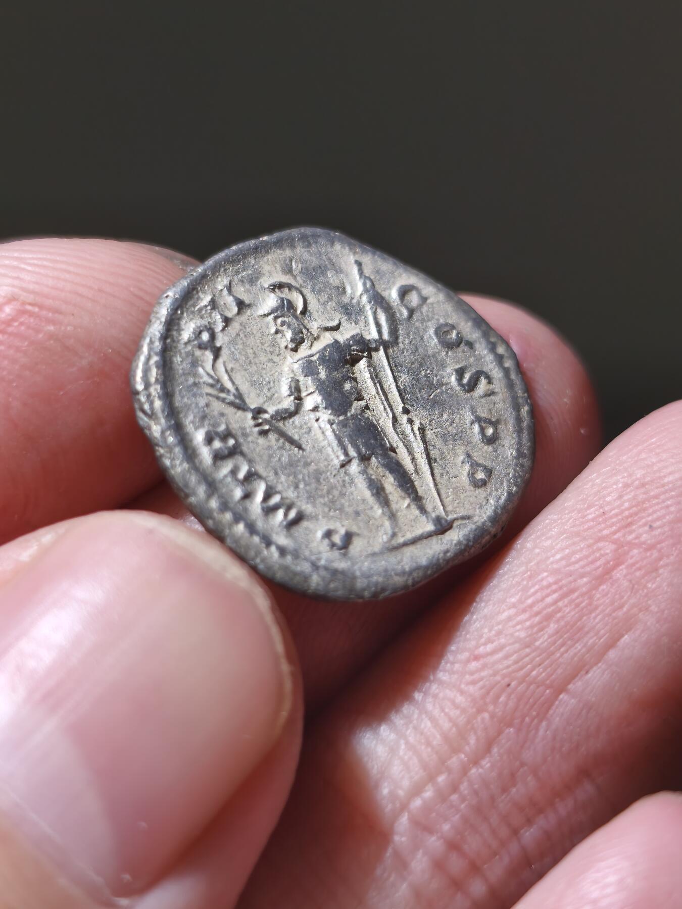 星盘世界钱币一月三十一日古典币专场 罗马帝国 公元222–235年 塞维鲁·亚历山大 第纳尔银币，由罗马厂于公元223年第三次发行期间打制。