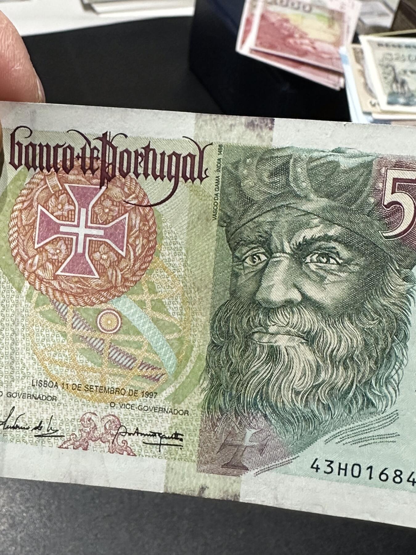 《外钞收藏家》第六百零四期（精品场）（本平台长期征集拍品、欢迎藏友们联系合作） 1997年葡萄牙5000 AU-UNC- 有些拖墨角有折 尾41