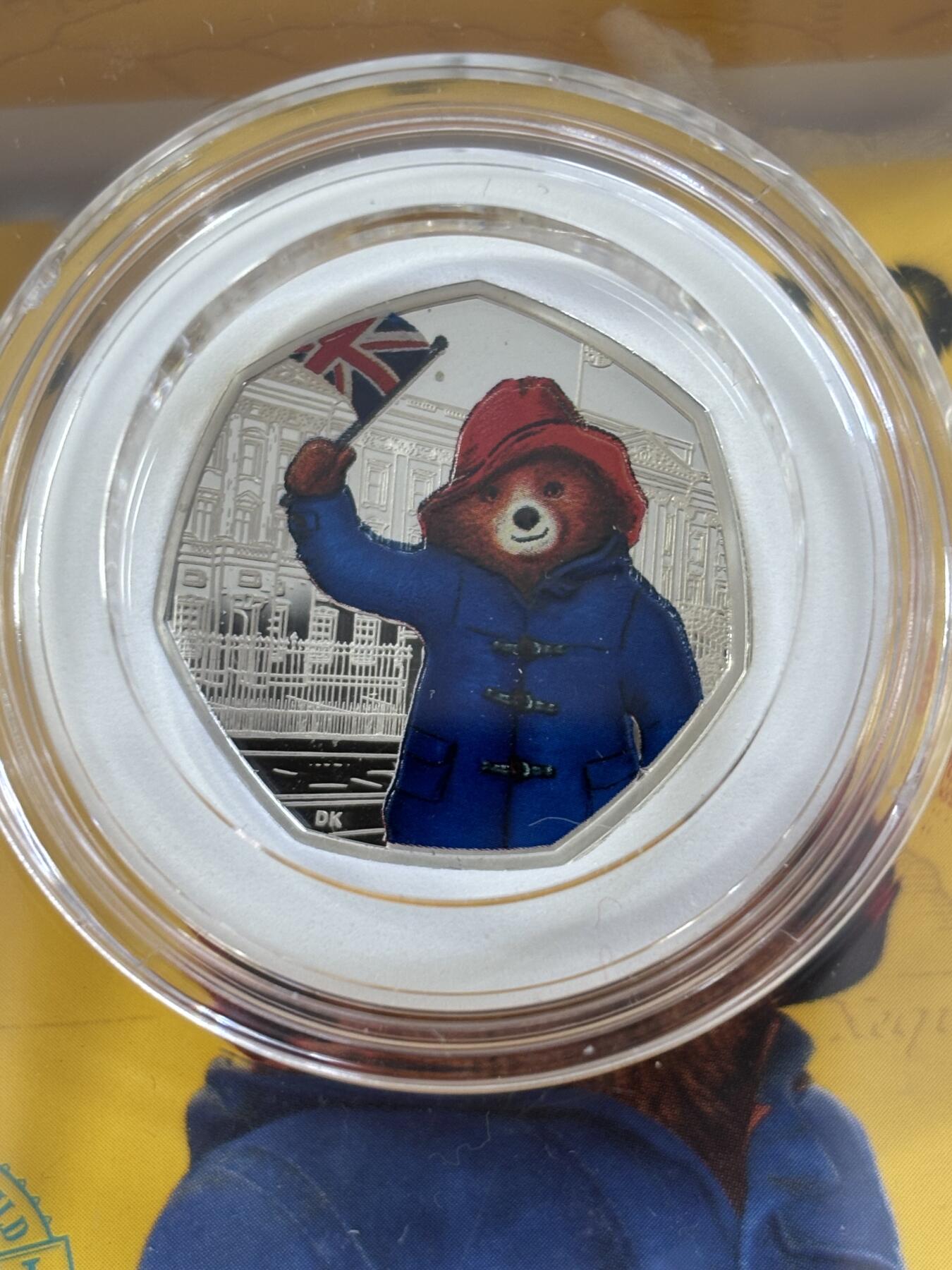 第189期拍卖 英国2018年可爱帕丁顿熊系列在参加白金汉宫彩色纪念银币，925银，8克，发行60000枚