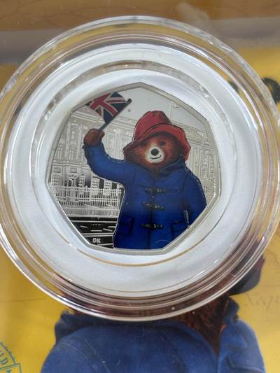 第189期拍卖 - 英国2018年可爱帕丁顿熊系列在参加白金汉宫彩色纪念银币，925银，8克，发行60000枚