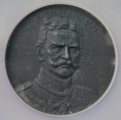 万国钱币拍卖第059期 - NGC MS62 20世纪初期一战期间奥地利纪念德国一战名将陆军元帅奥古斯特·冯·马肯森纪念大锌章 一战乃至二战初期的德军大人物 高浮雕戎装与士兵握手