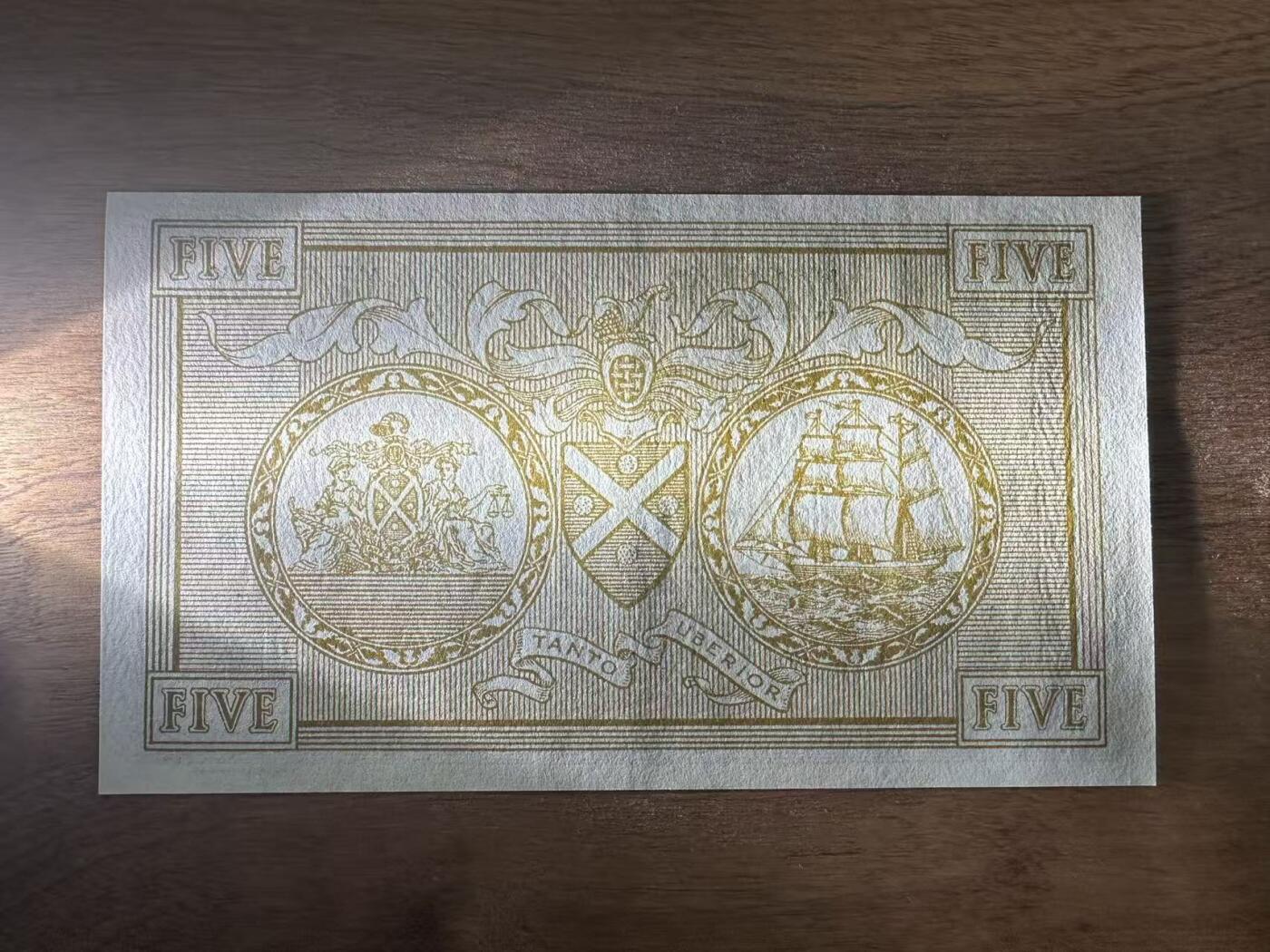 徐霞客拍卖首拍 苏格兰/苏格兰银行	P-101b 1957年5镑	大票幅	P/14 5753 unc-该纸币发行于二战结束后的第12年，正值英国及苏格兰经济重建与复苏的关键阶段。作为当时的大面额纸币，它在推动战后商业流通与民生稳定中扮演了重要角色，是战后欧洲经济史的微观缩影。兼具历史价值（苏格兰独立发钞权的见证）、文化价值（凯尔特与不列颠文化的融合载体）与稀缺性（距今已近70年，全新品相存世量极少）。				