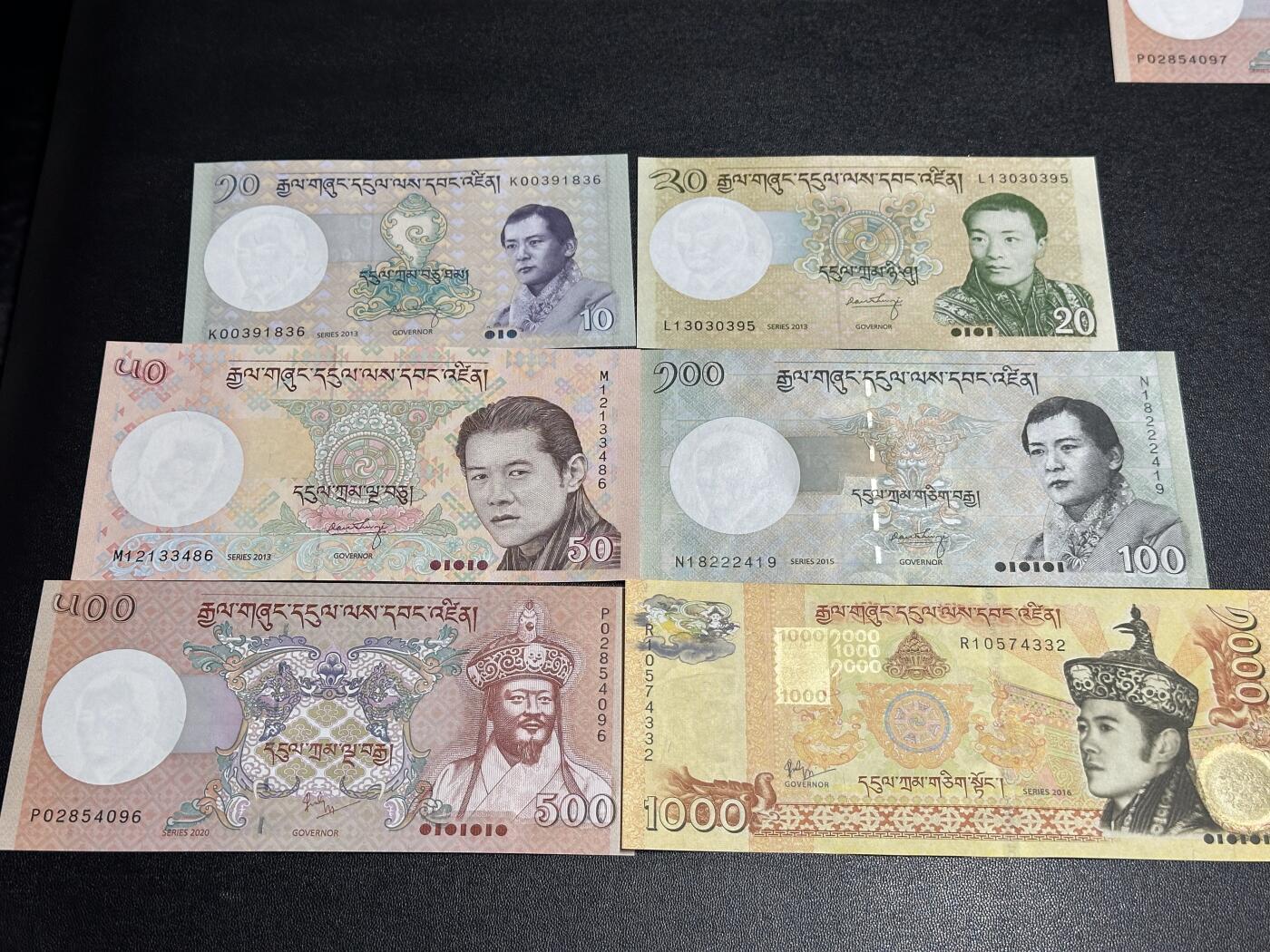 《外钞收藏家》第六百零四期（精品场）（本平台长期征集拍品、欢迎藏友们联系合作） 不丹10-1000面额 六张一起 全新UNC 尾332