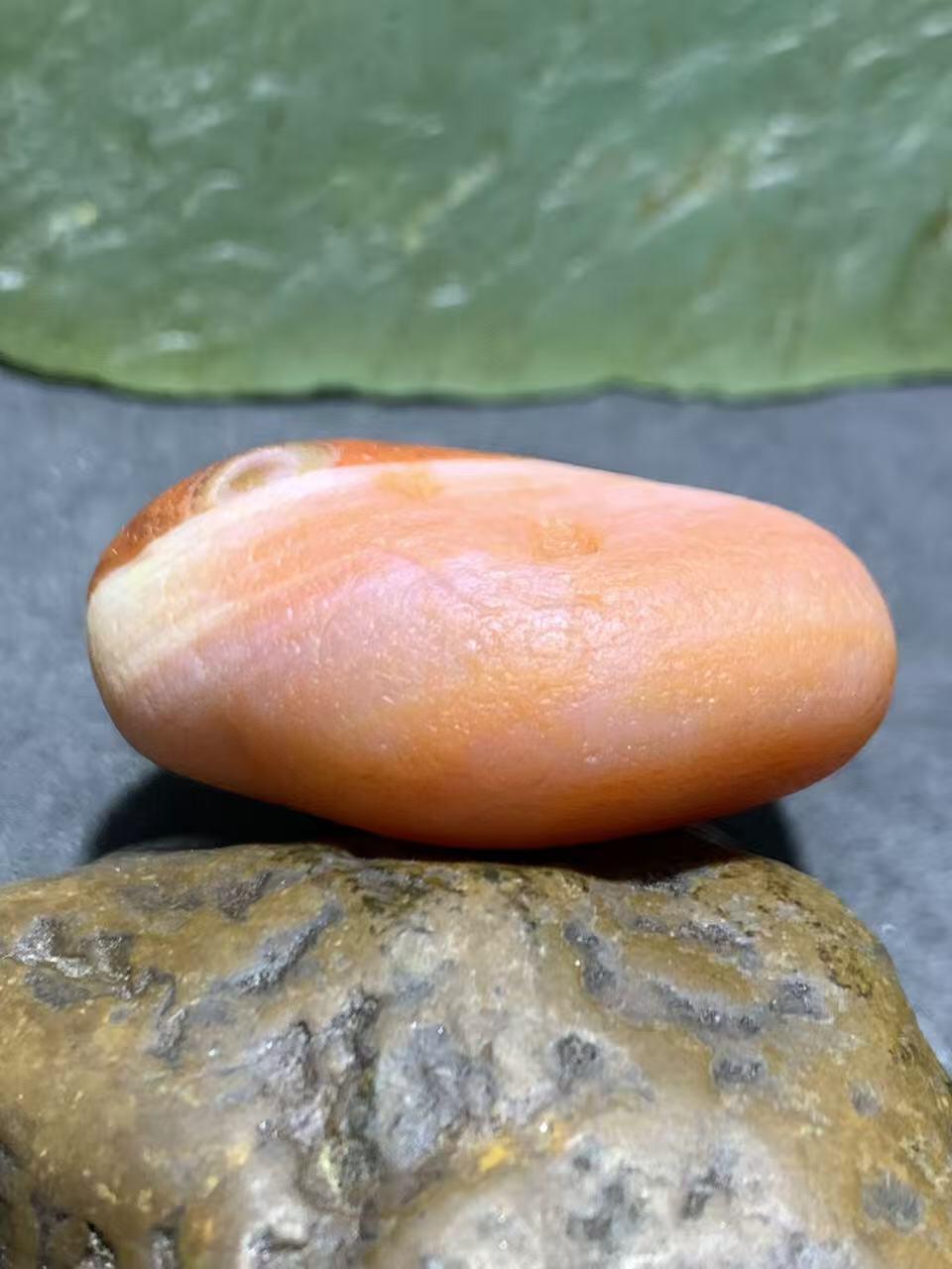 精美川料柿子红粉白水冲籽南红玛瑙原石一颗