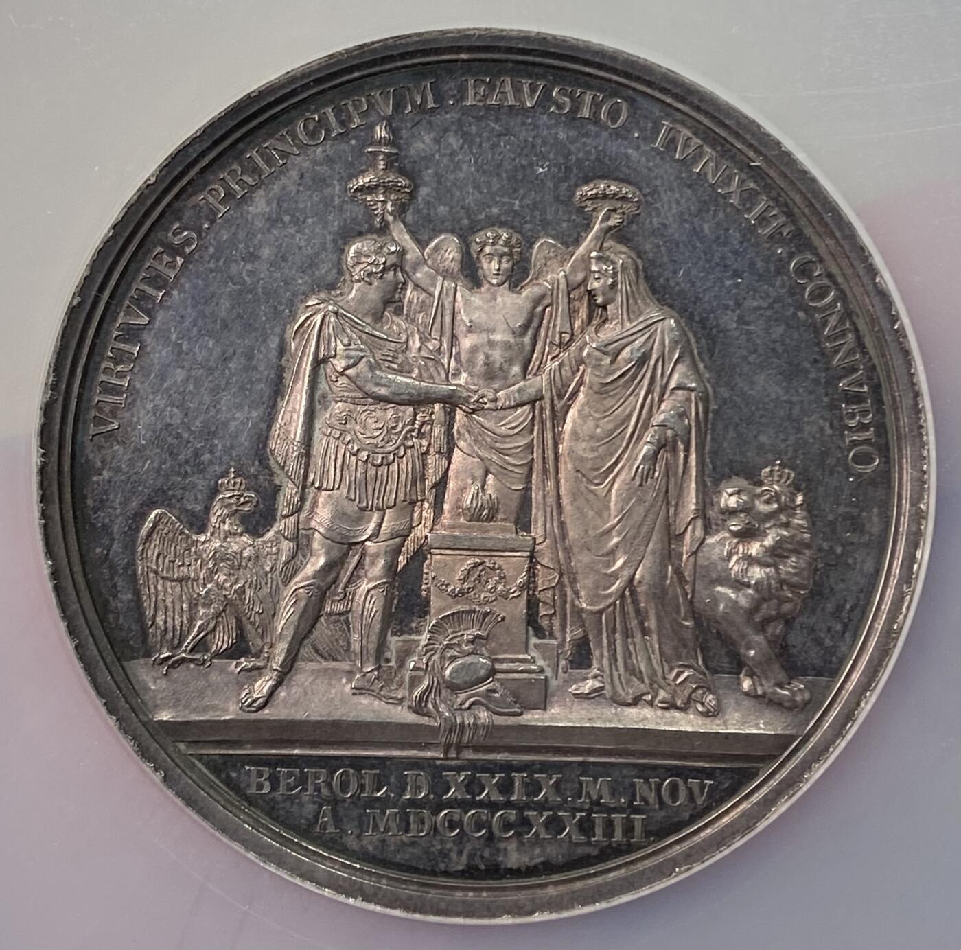 万国钱币拍卖第059期 NGC MS61 1823年德国普鲁士皇储日后的威廉四世（洋葱头）与巴伐利亚公主伊丽莎白·卢多维卡结婚纪念大银章 熟美紫罗兰均匀淡彩包裹 背面象征普鲁士的雄鹰与巴伐利亚雄狮相结合 强强联手 共分天下 德系婚章名品之一 48MM 42G