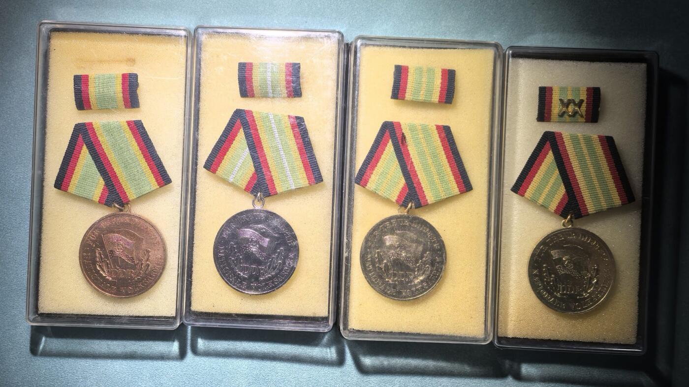 盛世勋华——号角文化勋章邮票专场拍卖第301期 东德人民军忠诚服役奖章 特级和金银铜四级全套 带原盒原略