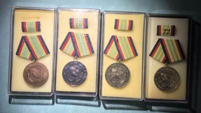 盛世勋华——号角文化勋章邮票专场拍卖第301期 - 东德人民军忠诚服役奖章 特级和金银铜四级全套 带原盒原略