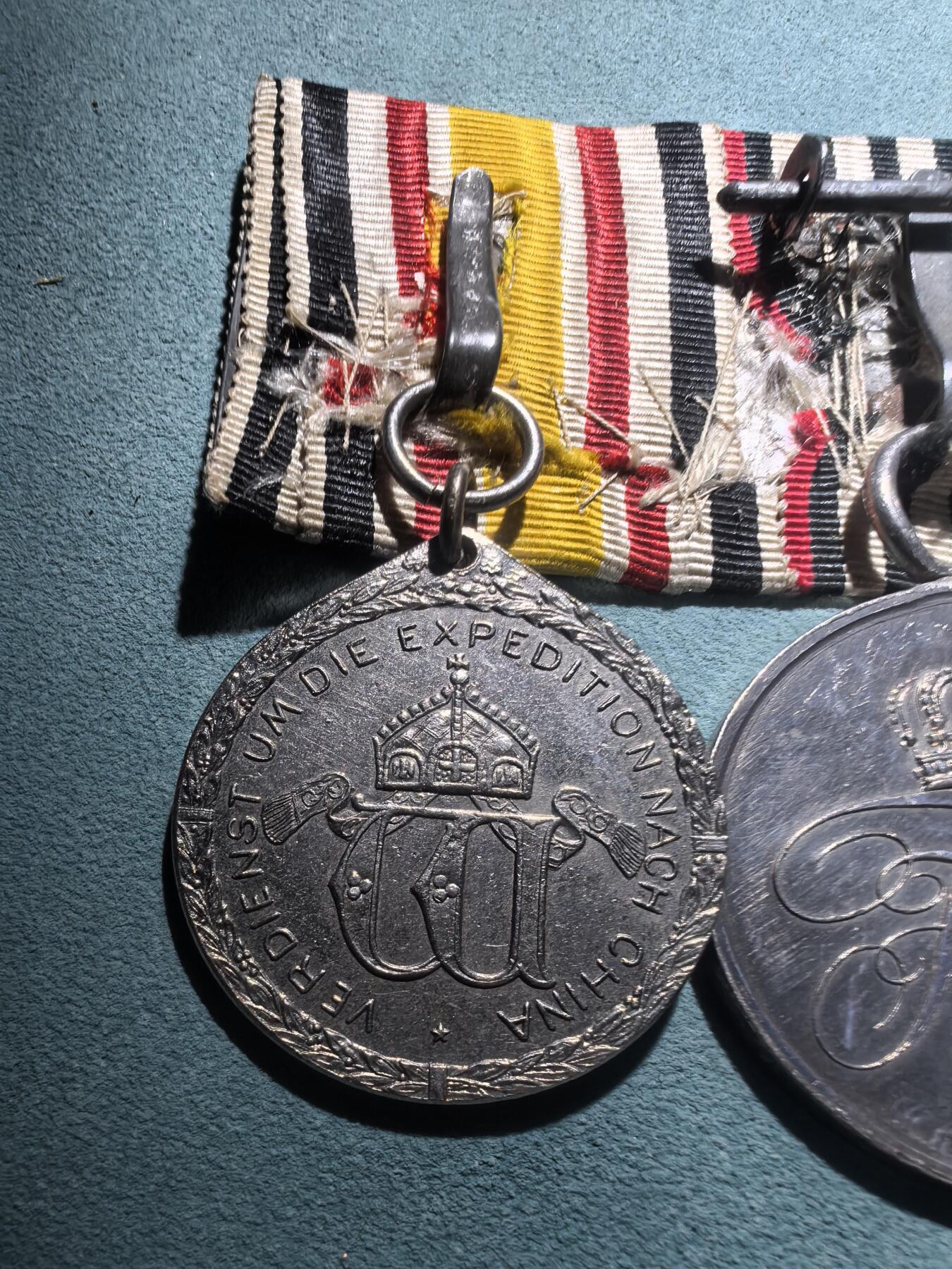 盛世勋华——号角文化勋章邮票专场拍卖第301期 德国（邦国）普鲁士三联联排挂 包括普法战争纪念奖章/二级普通荣誉奖章（银质 参加普法战争非战斗人员绶带）/1900侵华奖章（少见非战斗人员钢制版）