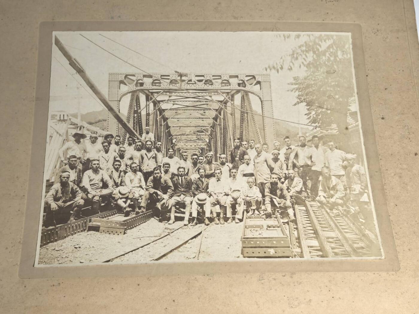 小驴勋章奖章收藏1月24日周六晚六点拍卖（珍爱和平，收藏战争，铭记历史，勿忘国耻，忠党爱国。有偿代拍，送拍规则在简介最后，参拍须阅读规则后再参拍，关系到运费包装发货时效真假辨别等关键信息，拍卖时不再发原图，看大图店主微信码在拍卖店铺介绍里） 超大幅老照片一对