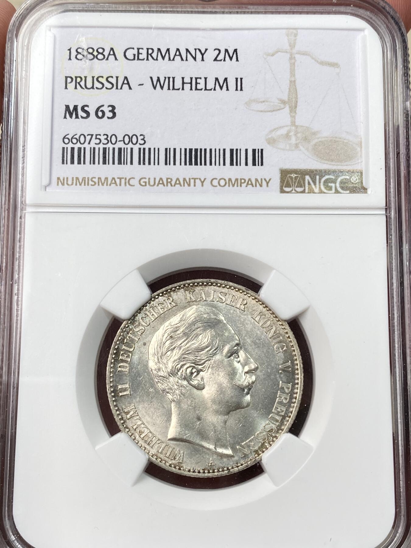 万国钱币拍卖第059期 NGC MS63 1888年德国三皇之年威廉二世短翅流通2马克 单年发行且流通充分的短翅品种 三皇系列收藏中不可或缺的一枚 黄油转光底板非常诱人