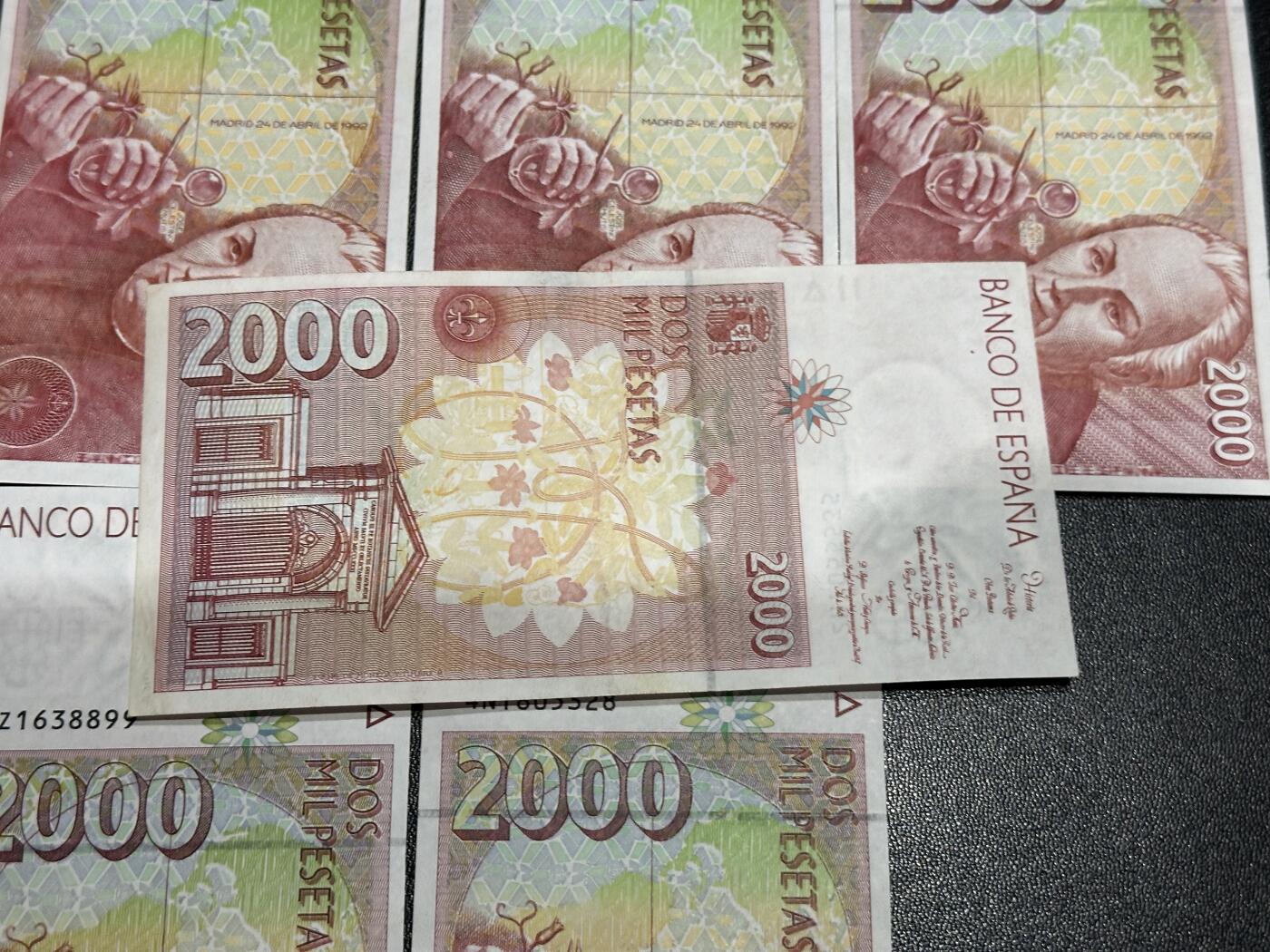 《外钞收藏家》第六百零四期（精品场）（本平台长期征集拍品、欢迎藏友们联系合作） 1992年西班牙2000比塞塔 6张一起 AU品相