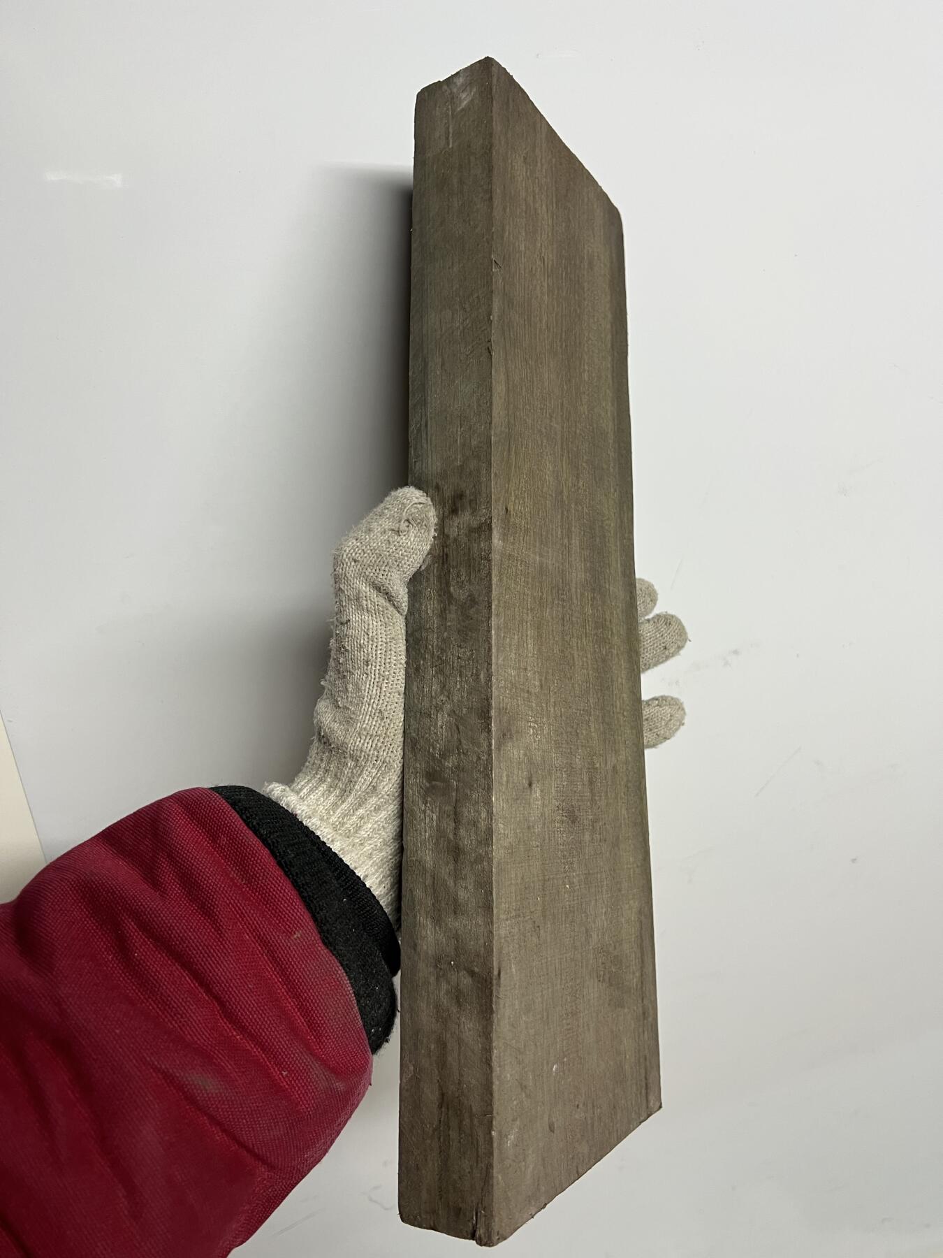 零元拍：NO.88-1 乌木金丝楠 可做镇尺 干泡台 无需打磨就已经金光闪闪。满金丝药香，尺寸约：37/11/3.3厚CM。1.3公斤