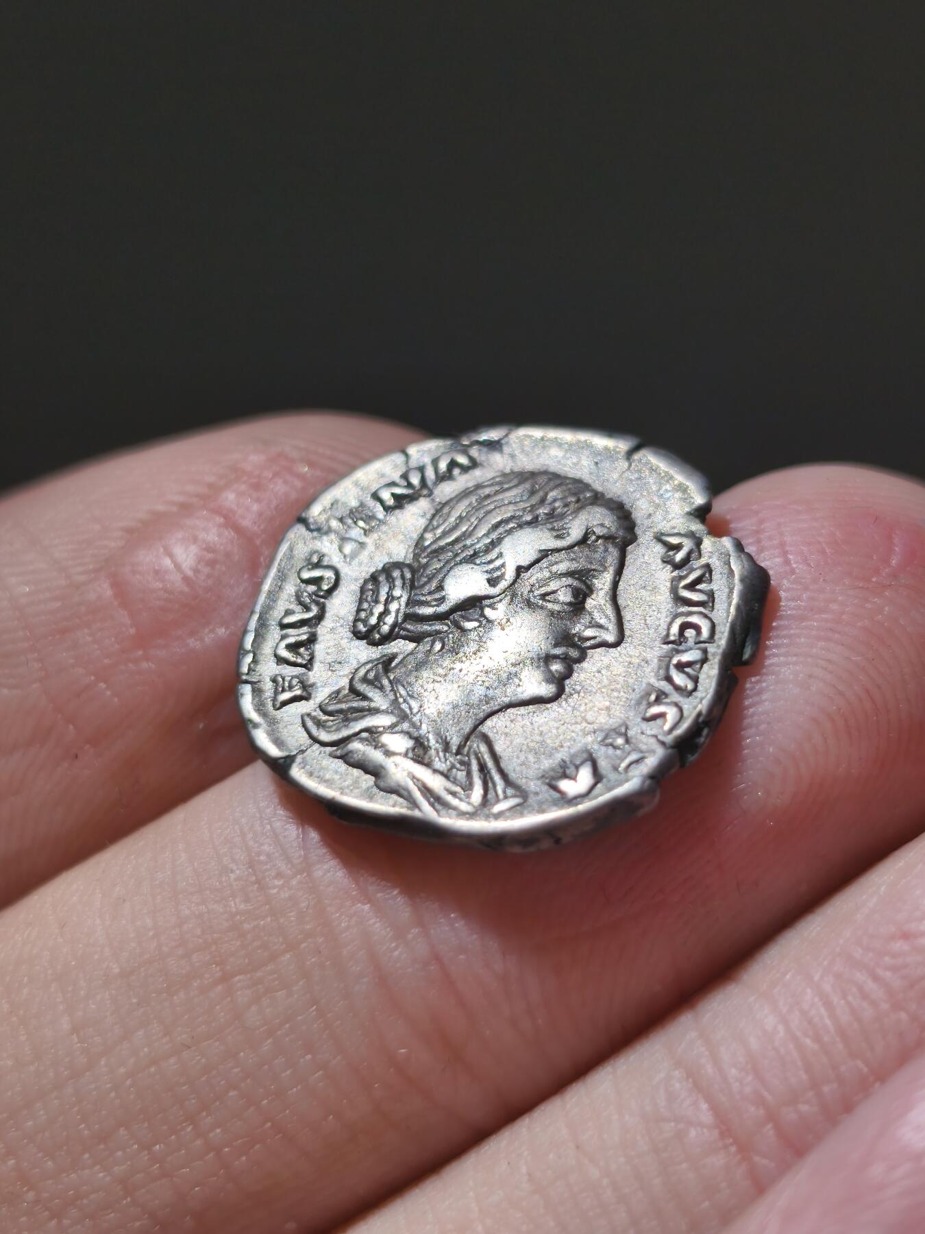 星盘世界钱币一月三十一日古典币专场 罗马帝国 公元147–175年 小福斯蒂娜 第纳尔银币，罗马厂打制，属其丈夫马可·奥勒留在位期间发行