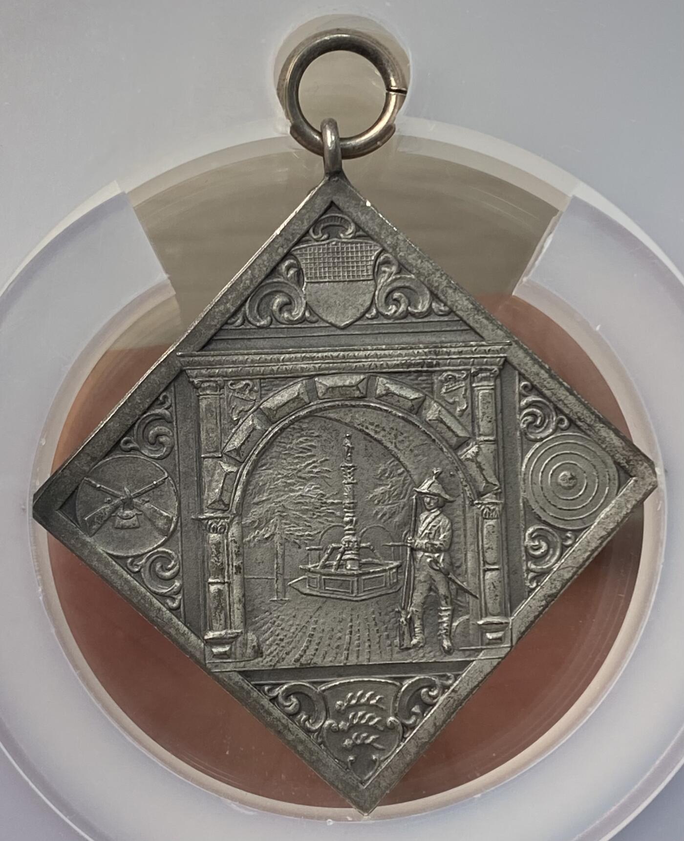 万国钱币拍卖第059期 NGC MS65 1924年德国符腾堡乌尔姆第二十九届射击节纪念菱形大银章 德意志币章的灵魂形态—菱形KLIPPE 完全未使用状态乌尔姆大教堂及城市景观 文艺复兴时期市政厅大门前卫兵像 BU顶级品质 罕见品种 NGC冠军分