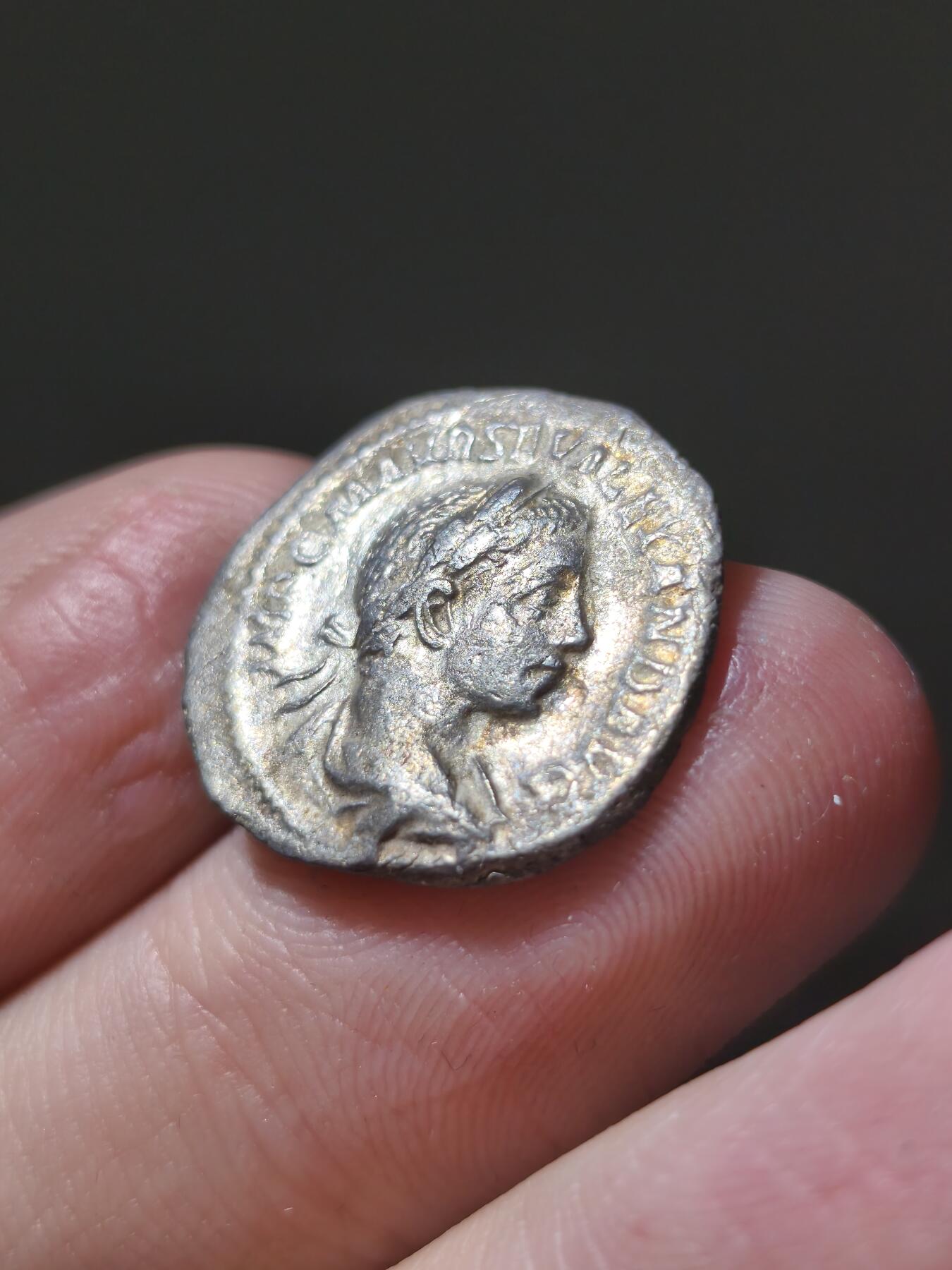 星盘世界钱币一月三十一日古典币专场 罗马帝国 公元222–235年 塞维鲁·亚历山大 第纳尔银币，由罗马厂于公元223年第三次发行期间打制。