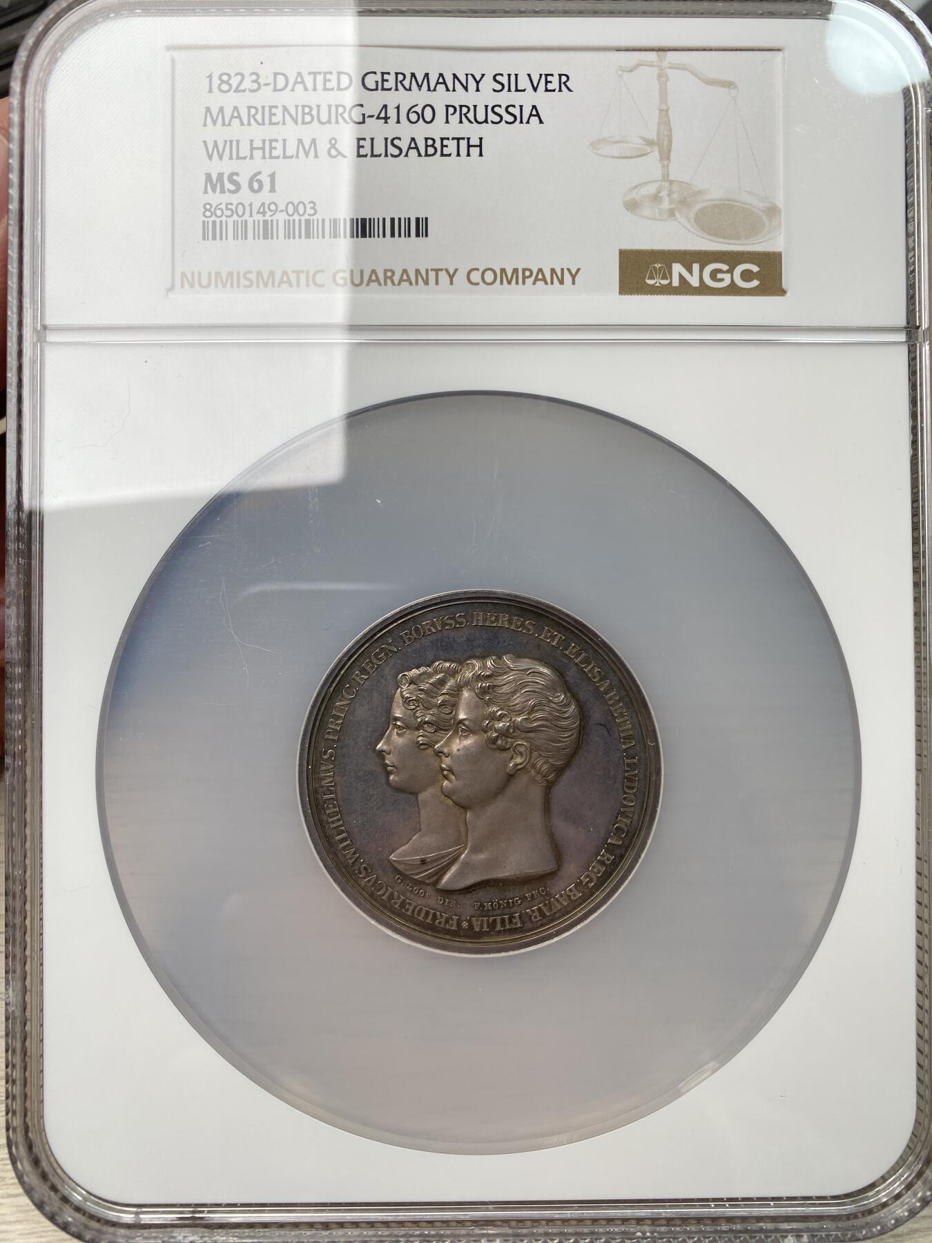 万国钱币拍卖第059期 NGC MS61 1823年德国普鲁士皇储日后的威廉四世（洋葱头）与巴伐利亚公主伊丽莎白·卢多维卡结婚纪念大银章 熟美紫罗兰均匀淡彩包裹 背面象征普鲁士的雄鹰与巴伐利亚雄狮相结合 强强联手 共分天下 德系婚章名品之一 48MM 42G