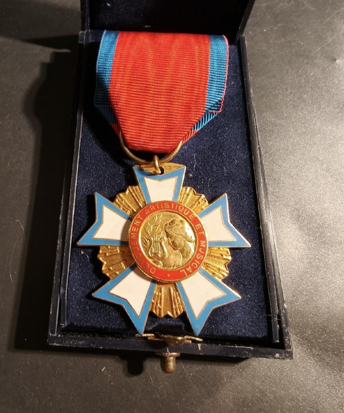 勋章杂货 法国骑士级艺术与音乐功绩勋章     原盒