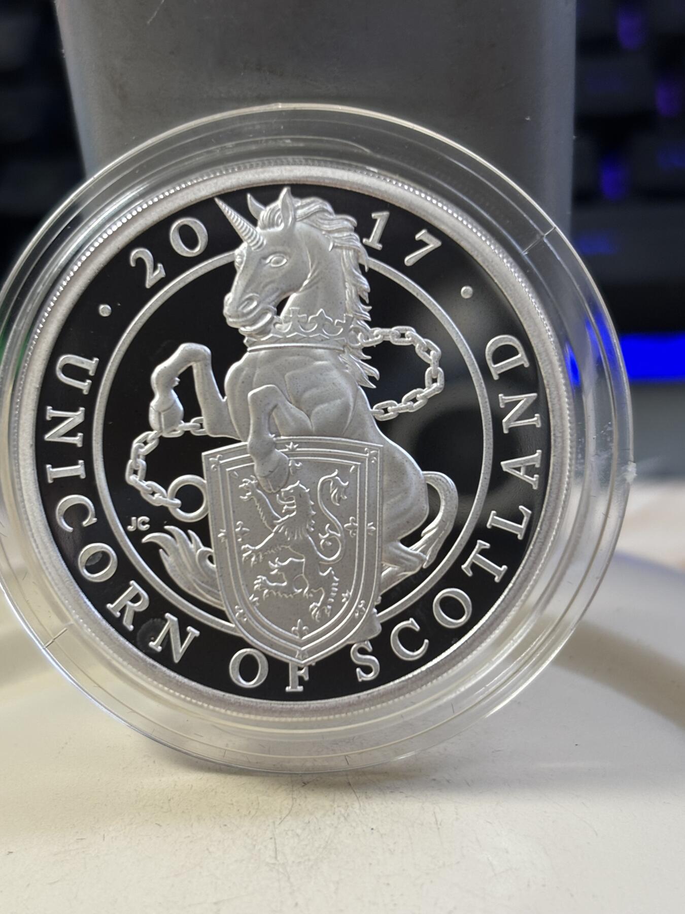 第189期拍卖 英国2017年女王神兽系列2苏格兰独角兽精制银币，999银，发行量6000枚，有氧化