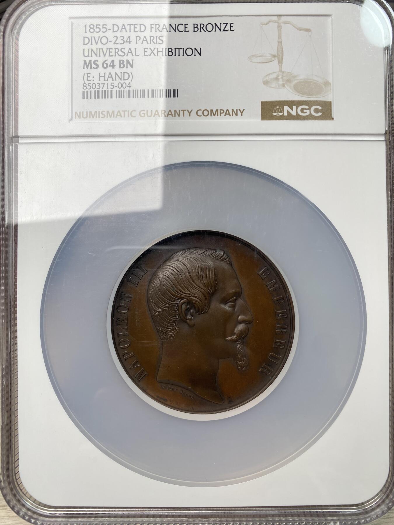 万国钱币拍卖第059期 NGC MS64 1855年法国拿破仑三世巴黎世博会大铜章 法系大规格名誉品种 纹章正中帝国盾徽 周围20个参展国家盾徽 稀少签字版 颁发给杰出贡献者 60MM大规格