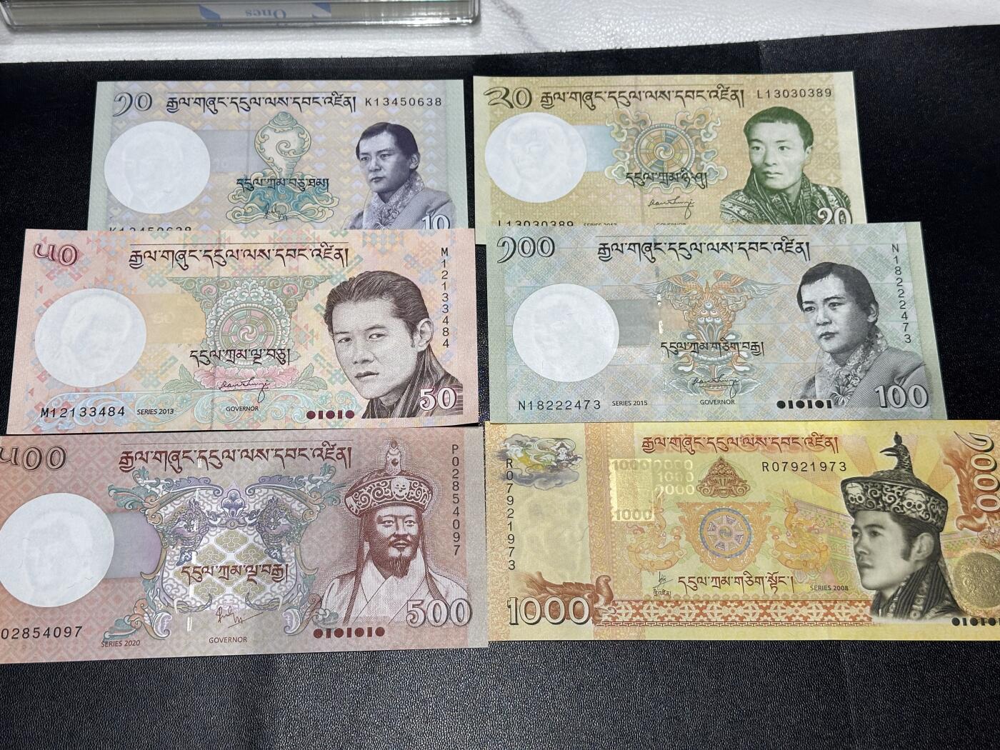 《外钞收藏家》第六百零四期（精品场）（本平台长期征集拍品、欢迎藏友们联系合作） 不丹10-1000面额 六张一起 全新UNC 尾973