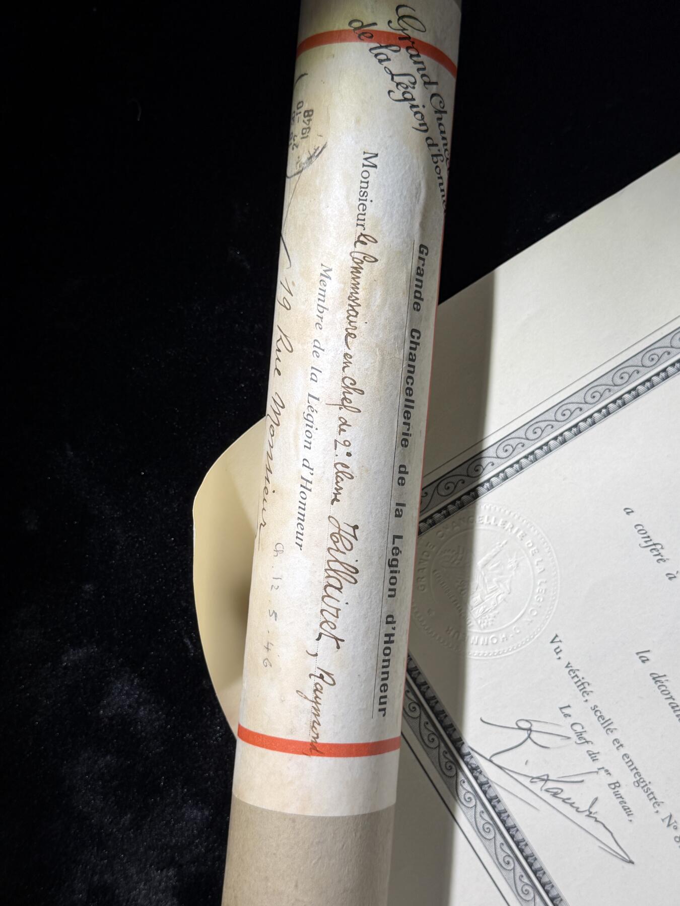 戎马世界章牌大赏第110期 贝宁指挥官级黑星勋章证书，授予法国海军专员，有得主履历介绍，得主1939年晋升为首席专员，曾在远东的“雷居勒斯号”巡洋舰服役，随后登上“恩特卡斯特奥号”驱逐舰与“巴黎号”战列舰，在“圣女贞德号”巡洋舰度过两年时光后，他曾短暂负责学员晋升考核工作。作为艺术爱好者，他与先锋派画家夏尔·拉皮克（Charles Lapicque）和让·巴赞（Jean Bazaine）交往甚密