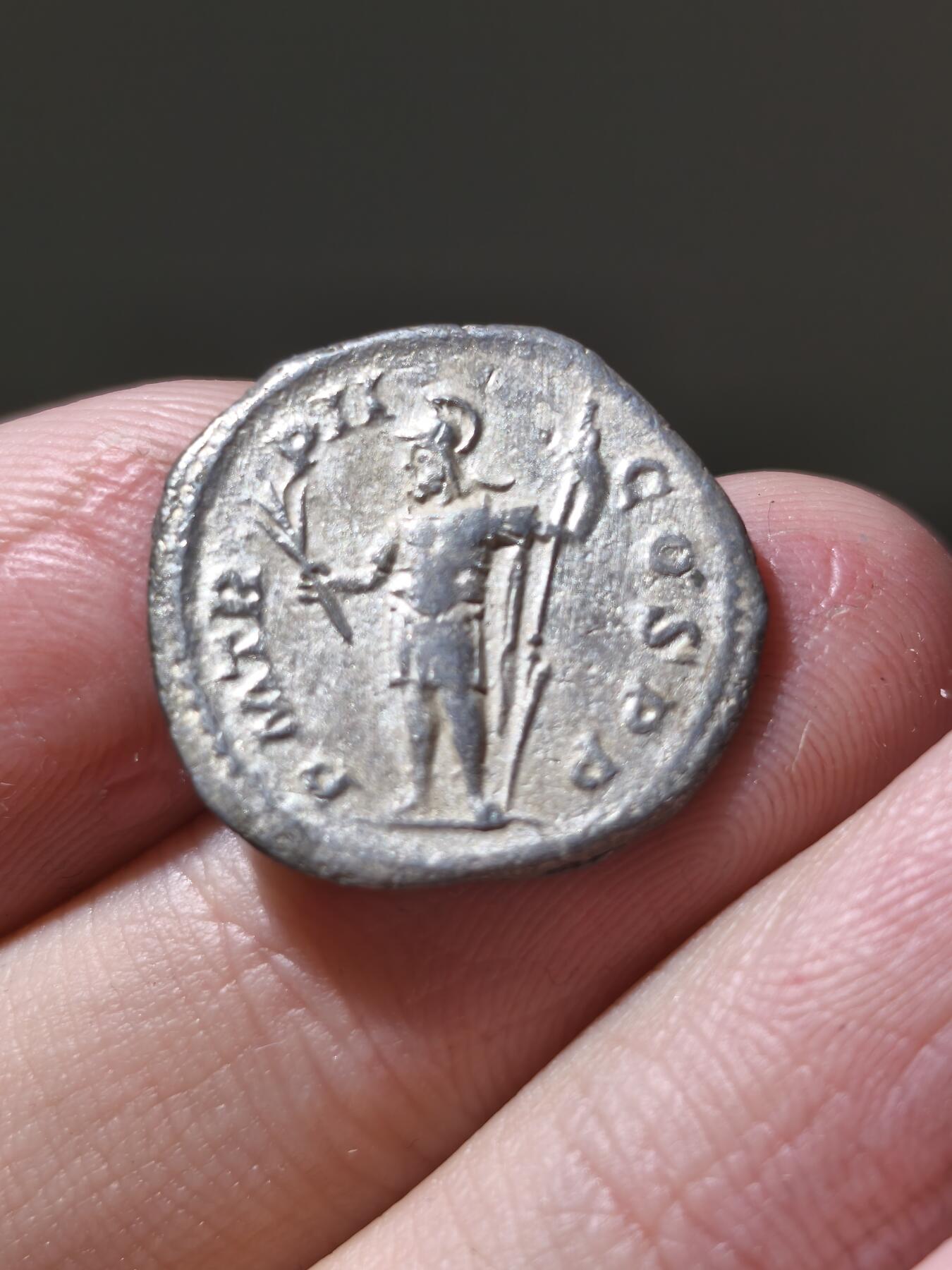 星盘世界钱币一月三十一日古典币专场 罗马帝国 公元222–235年 塞维鲁·亚历山大 第纳尔银币，由罗马厂于公元223年第三次发行期间打制。