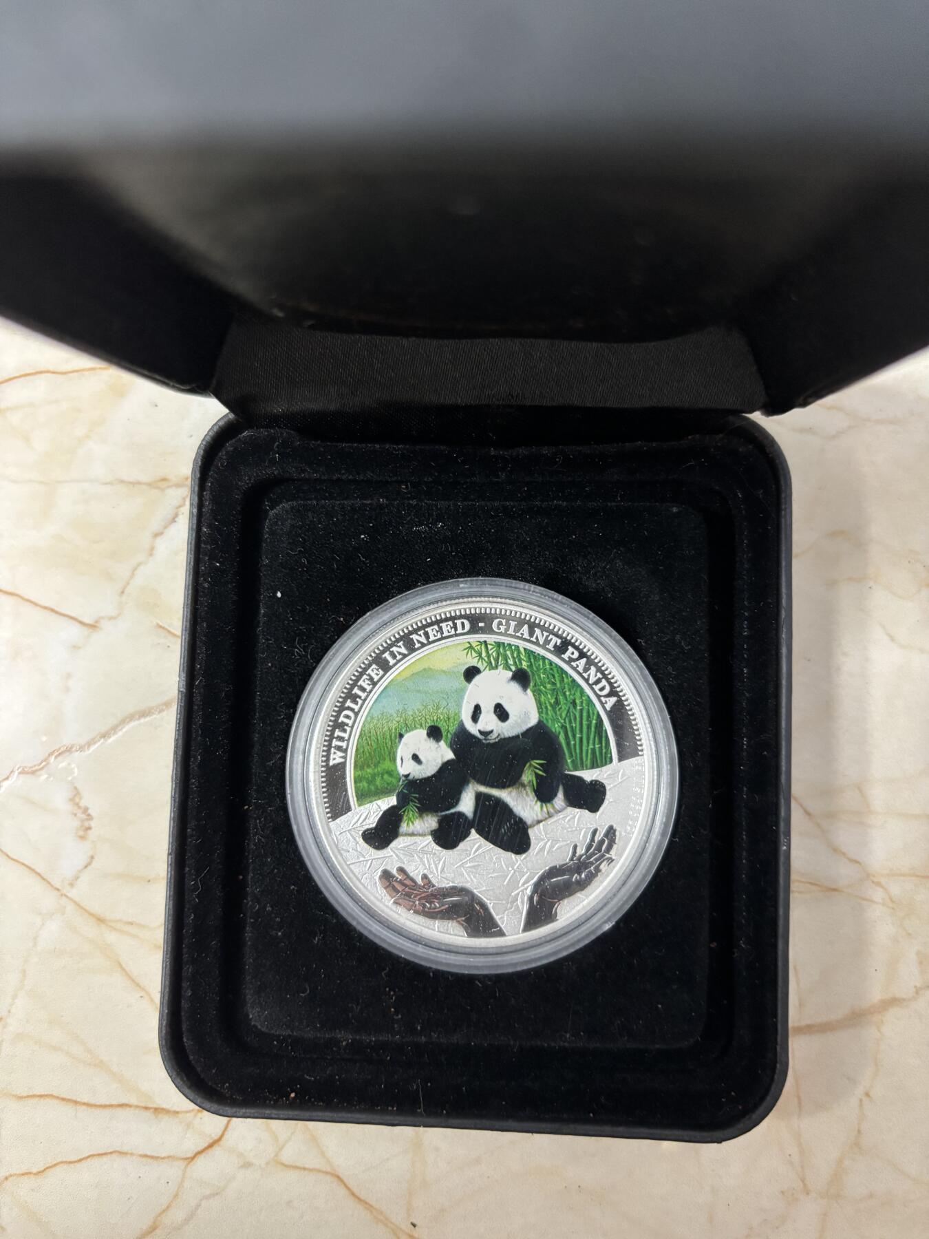 第189期拍卖 图瓦卢2011年野生动物保护首枚大熊猫1盎司彩色银币，999银