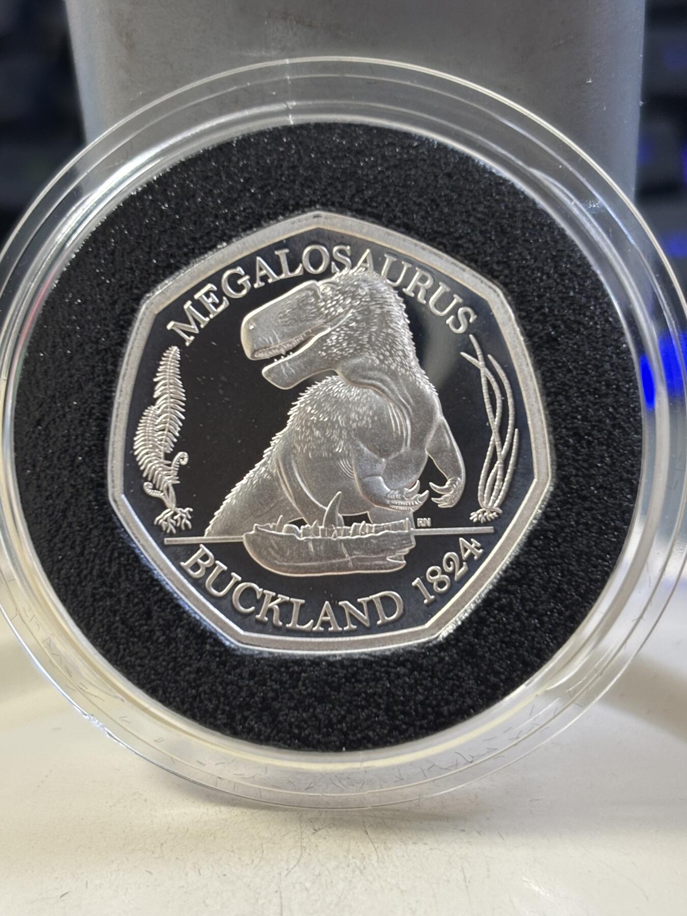第189期拍卖 英国2020年自然博物馆恐龙系列斑龙精制纪念银币，925银，8克，发行3000枚。有氧化