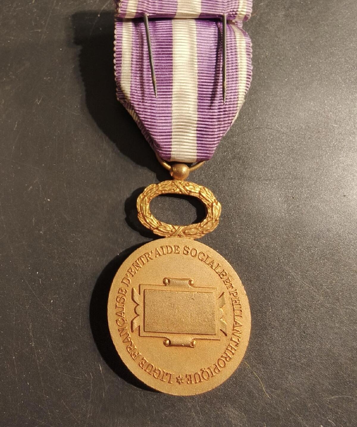 勋章杂货 法国金级军官级社会互助与慈善联盟奖章