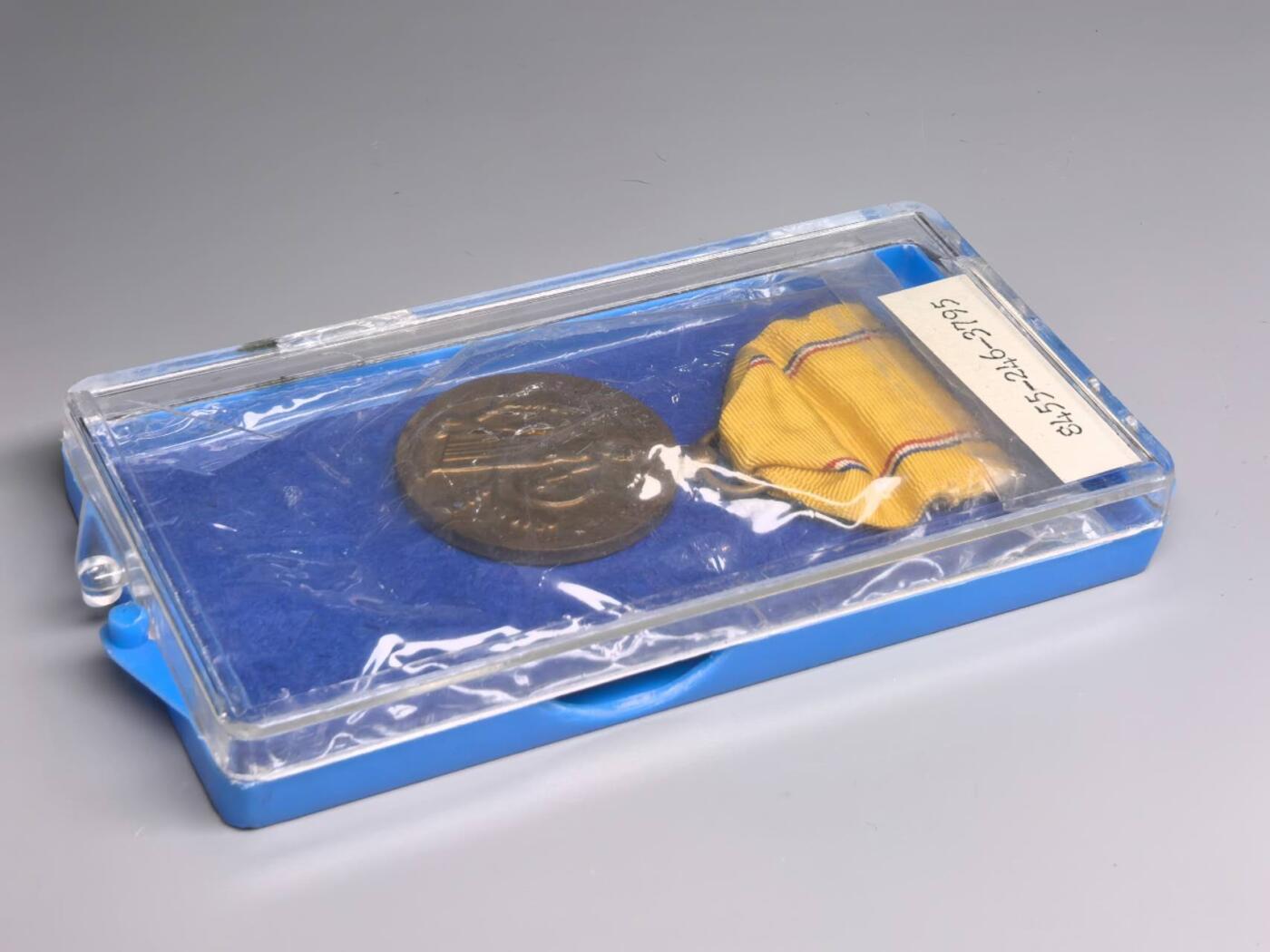 小驴勋章奖章收藏1月24日周六晚六点拍卖（珍爱和平，收藏战争，铭记历史，勿忘国耻，忠党爱国。有偿代拍，送拍规则在简介最后，参拍须阅读规则后再参拍，关系到运费包装发货时效真假辨别等关键信息，拍卖时不再发原图，看大图店主微信码在拍卖店铺介绍里）